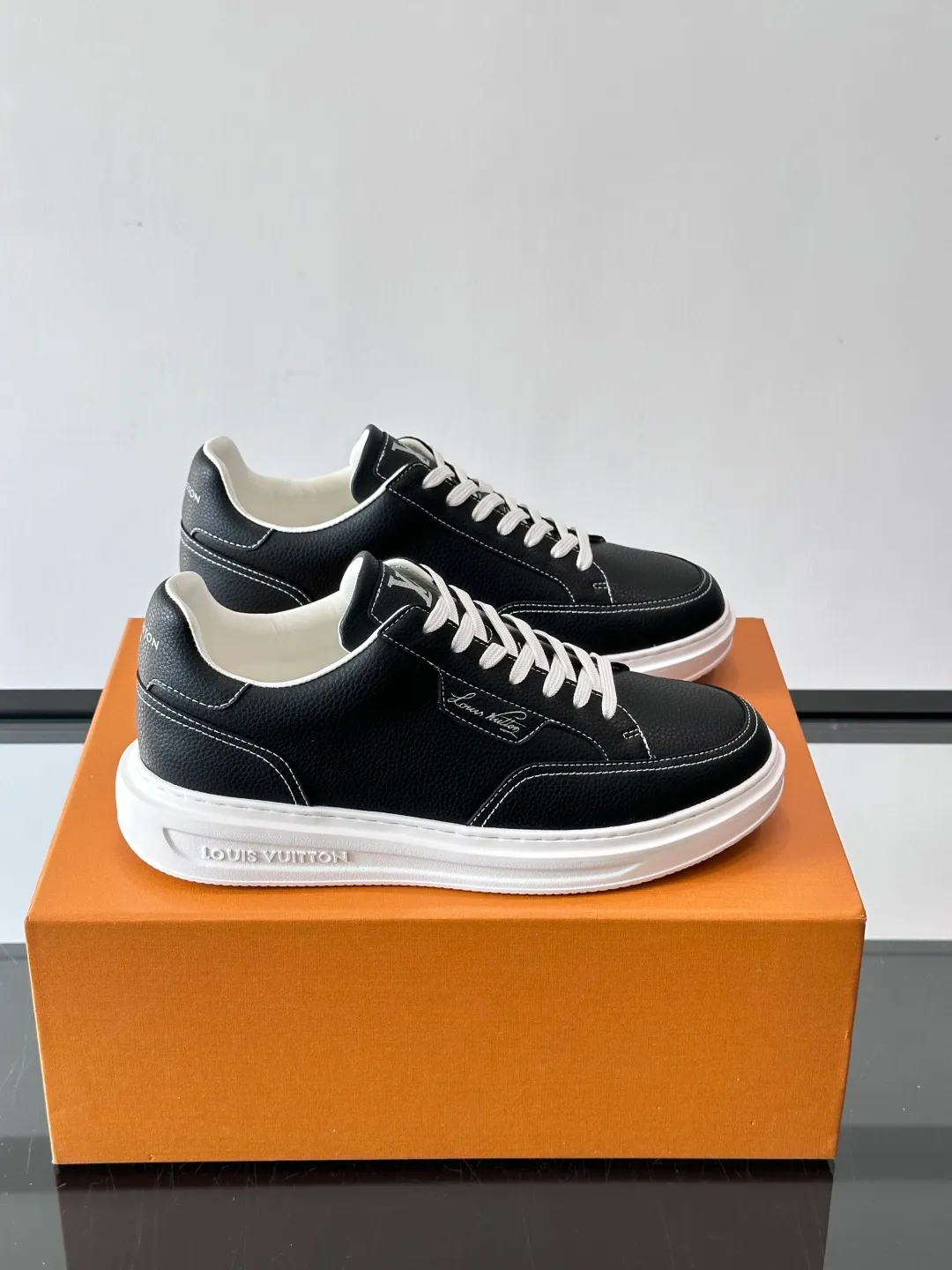 Men's men's shoes 💰p380 "＊OUIS ＊UITTO＊" casual sneakers, made of high-quality cowhide grain leather, with black laces, simple and high-end! LV Logo + classic Monogram lines on the side of the shoe, full of details✨. The rubber soles are wear-resistant and have strong traction, making them suitable for daily commuting and leisure. The shoe last fits the shape of the foot, making it comfortable to wear and not tiring after long walks. It is extremely versatile and can be easily worn with jeans or casual pants. It is a must-have item for men's fashion! 🖤 ​​size：38-44